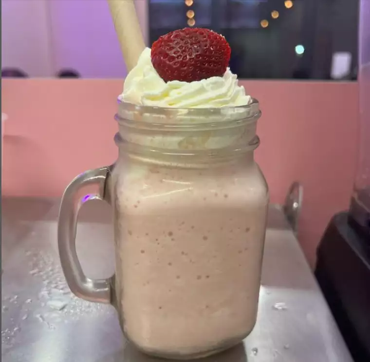 Milkshakes : Base fraise + chantilly